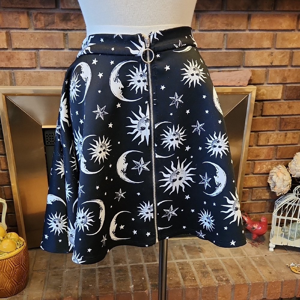 Hot Topic Celestial Black And White Mini Skirt Size L Zipper Front Whimsigoth